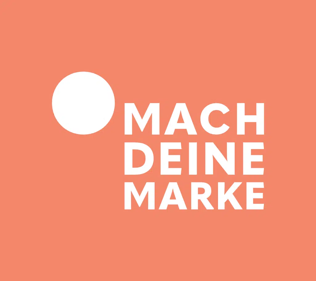 MACH DEINE MARKE Logo weiß auf orangenen Hintergrund