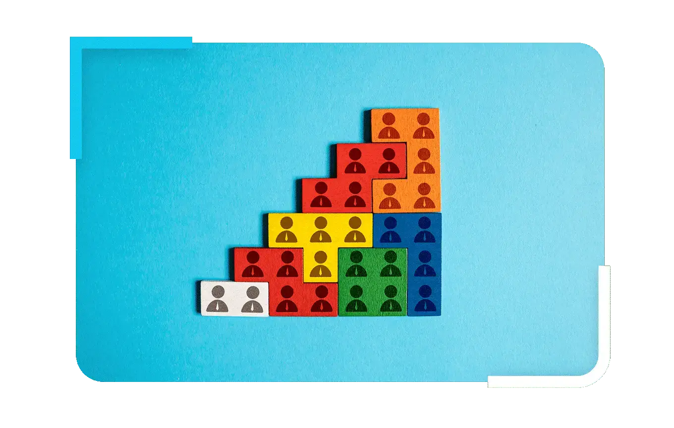 bunte Tetris-Steine als Treppe mit einzelnen Mitarbeitern, Employer Branding, Employee Journey